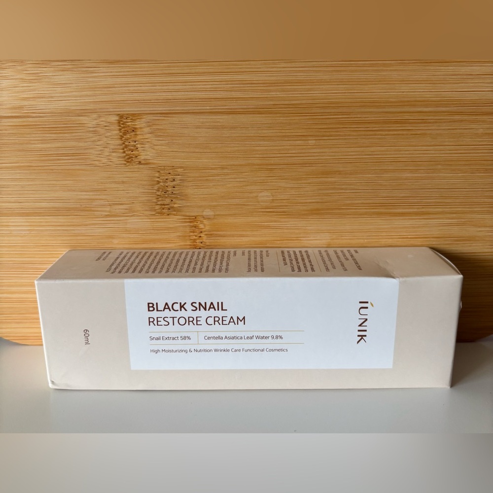 Iunik black snail restore cream